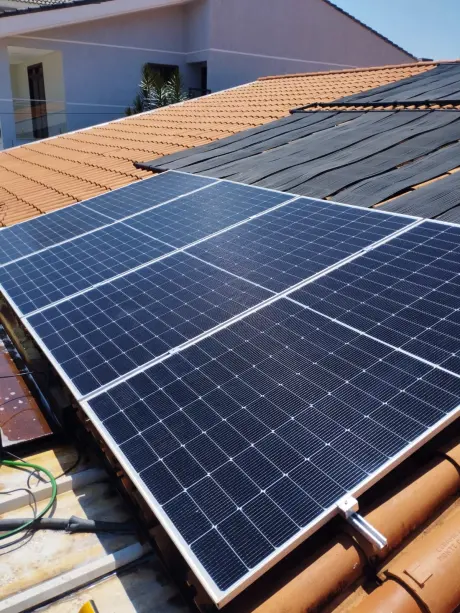 Modulos fotovoltaicos alinhados em telhado residencial, com espaco livre para ampliacao do sistema