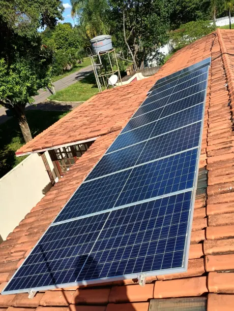 Modulos fotovoltaicos em telhado de residencia em area verde no Distrito Federal