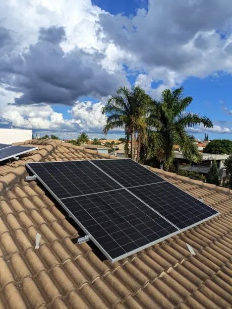 Usina fotovoltaica em telhado de fibrocimento de edificacao comercial em Brasilia