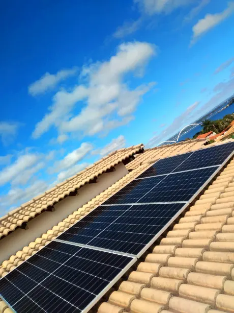 Sistema fotovoltaico instalado em telhado de residencia em Brasilia, com vista do Lago Paranoa