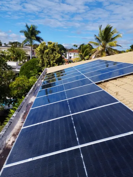 Sistema fotovoltaico homologado e em operacao em telhado residencial em Brasilia