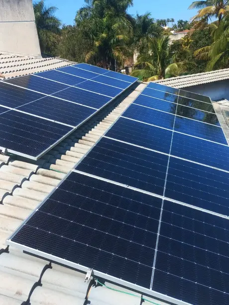 Modulos fotovoltaicos limpos em telhado residencial, apos manutencao preventiva