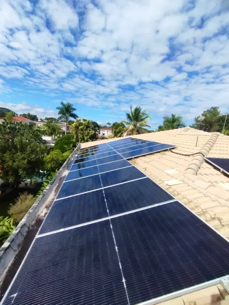 Sistema fotovoltaico instalado sobre laje com estrutura metalica de fixacao